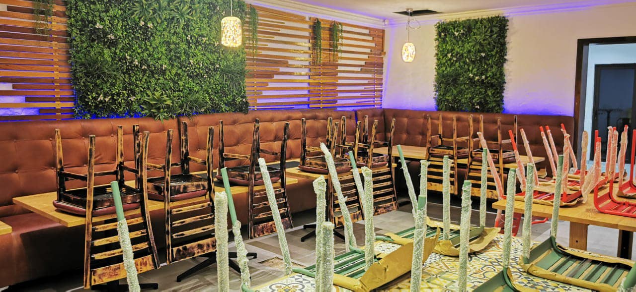 Garden lounge with vertical greenery and warm uplighting